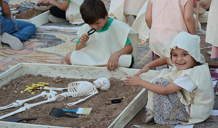 Minik arkeologlar iş başında: 'Arkeolojik Kazı Şenliği' Minik arkeologlar iş başında: 'Arkeolojik Kazı Şenliği'