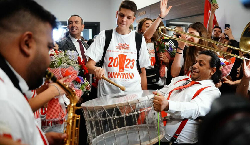 Türkiye'nin gururu, altın madalyalı A Milli Kadın Voleybol Takımı yurda döndü Türkiye'nin gururu, altın madalyalı A Milli Kadın Voleybol Takımı yurda döndü