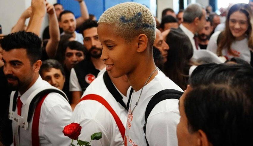 Türkiye'nin gururu, altın madalyalı A Milli Kadın Voleybol Takımı yurda döndü Türkiye'nin gururu, altın madalyalı A Milli Kadın Voleybol Takımı yurda döndü