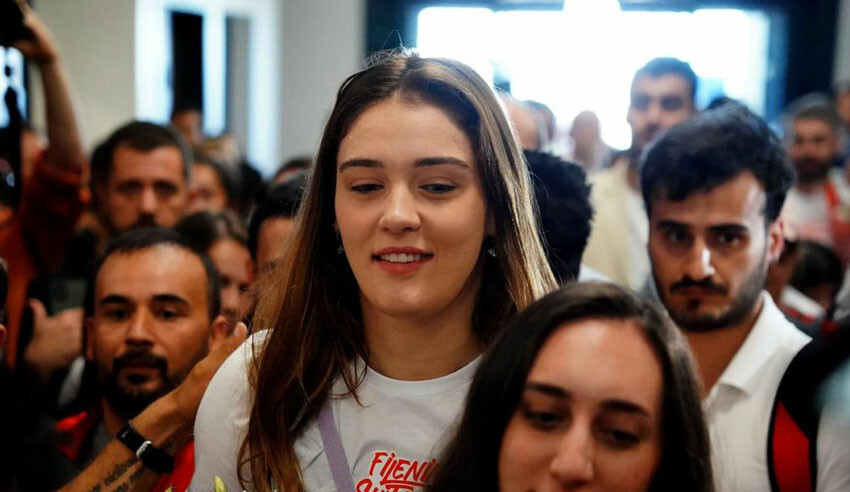 Türkiye'nin gururu, altın madalyalı A Milli Kadın Voleybol Takımı yurda döndü Türkiye'nin gururu, altın madalyalı A Milli Kadın Voleybol Takımı yurda döndü