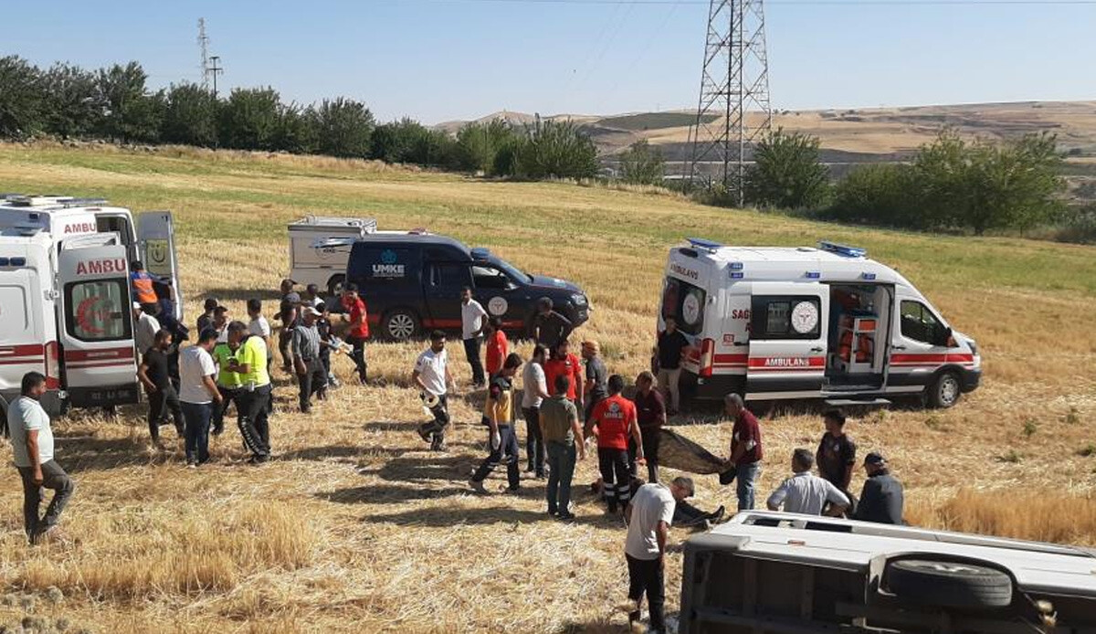 Adıyaman'da korkunç kaza! Minibüs yoldan çıktı, işçiler tarlaya savruldu: 5 yaralı Adıyaman'da korkunç kaza! Minibüs yoldan çıktı, işçiler tarlaya savruldu: 5 yaralı