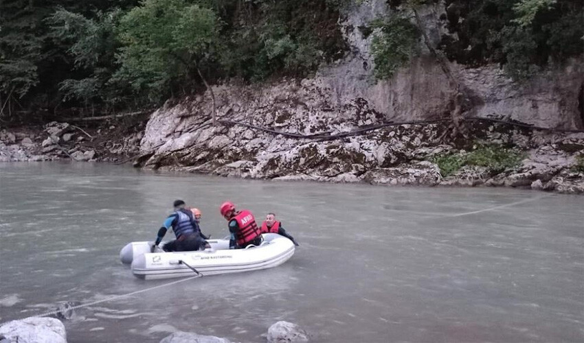 Talihsiz adam su borularını tamir etmek için çaya girince gözden kayboldu Talihsiz adam su borularını tamir etmek için çaya girince gözden kayboldu
