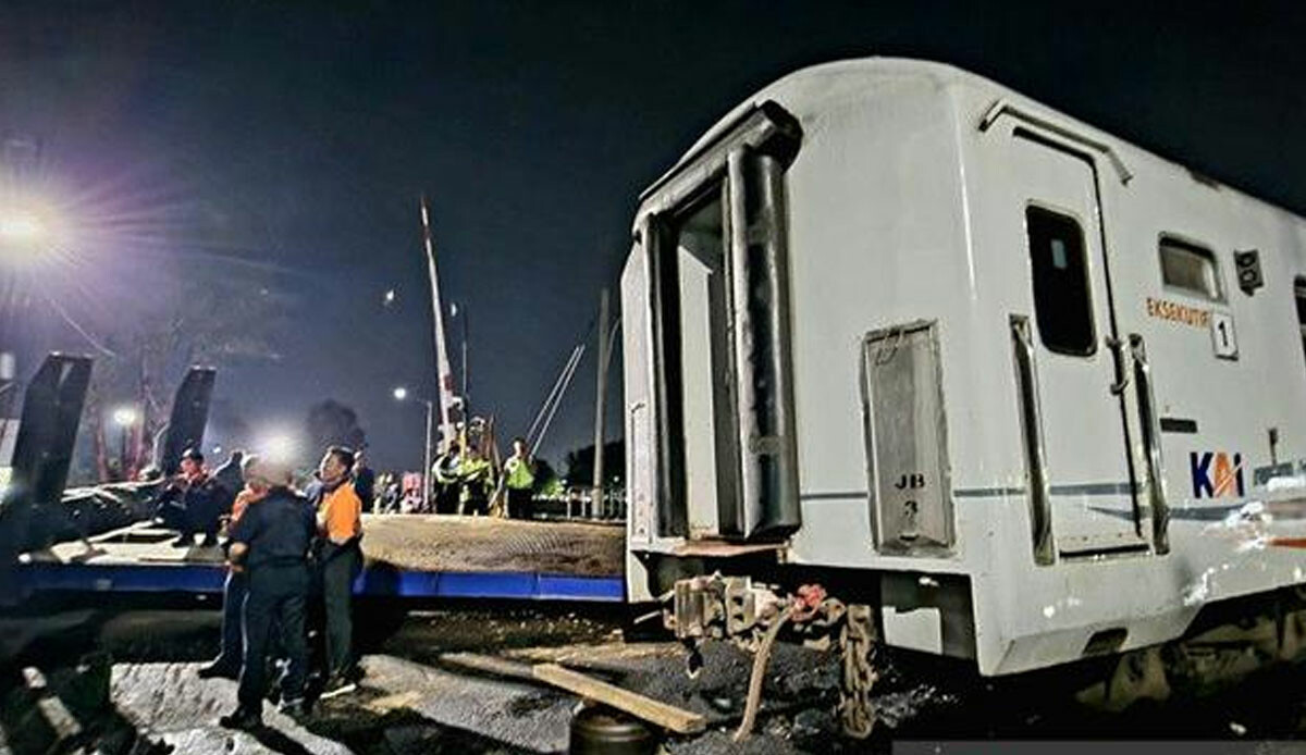 Endonezya'da korkutan kaza! Tren, hemzemin geçitte sıkışan tırı biçti Endonezya'da korkutan kaza! Tren, hemzemin geçitte sıkışan tırı biçti