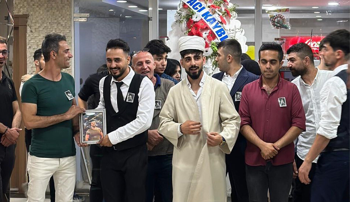 Düğünde şoke eden şaka: "Acı kaybımız" yazılı çelenk misafirleri gülme krizine soktu