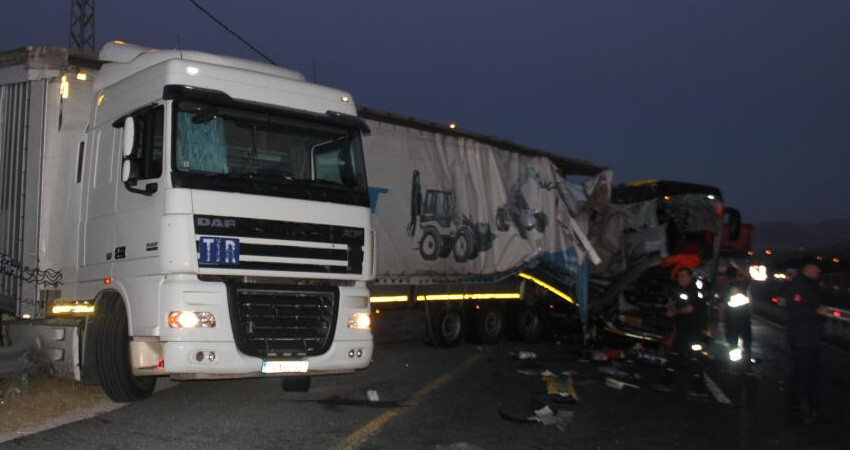 Elazığ’da korkunç kaza! Yolcu otobüsü  tıra çarptı: 1 ölü, 32 yaralı