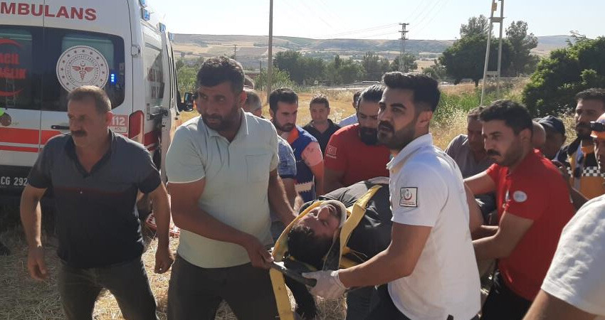 Adıyaman'da korkunç kaza! Minibüs yoldan çıktı, işçiler tarlaya savruldu: 5 yaralı Adıyaman'da korkunç kaza! Minibüs yoldan çıktı, işçiler tarlaya savruldu: 5 yaralı