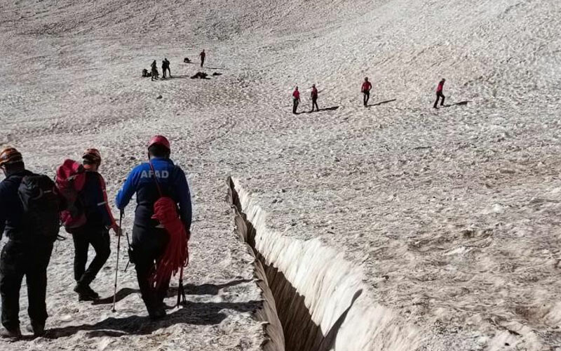 Cilo Buzullarında zorlu kurtarma çalışması kamerada Cilo Buzullarında zorlu kurtarma çalışması kamerada