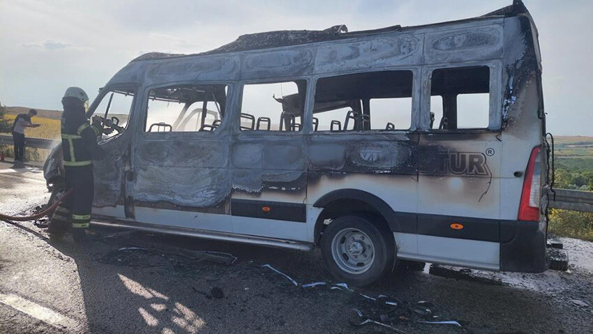 Test sürüşüne çıkan minibüs yandı: Fenalaşan sürücü yere yığıldı