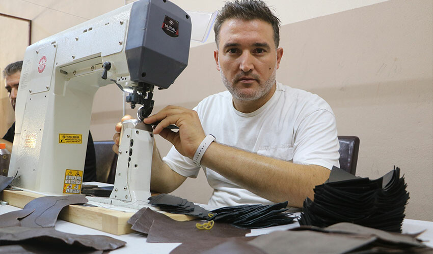 Enkaz kentte günlük 1000 TL'ye usta bulunamıyor Enkaz kentte günlük 1000 TL'ye usta bulunamıyor