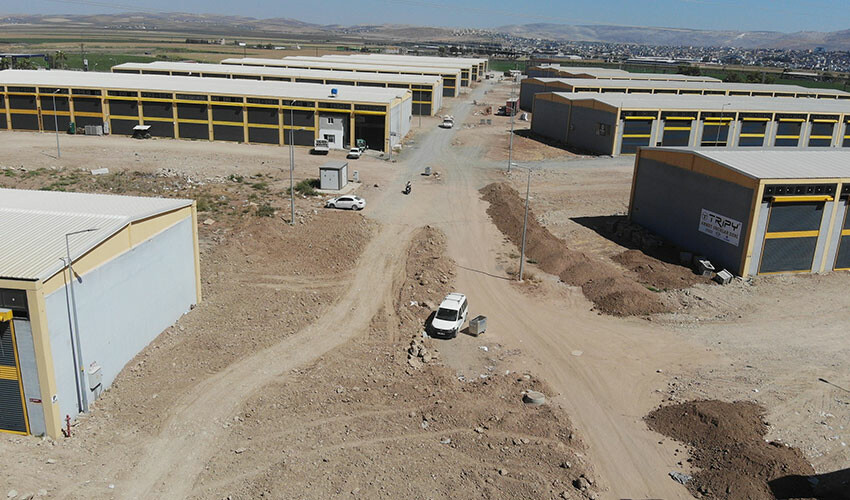 Enkaz kentte günlük 1000 TL'ye usta bulunamıyor Enkaz kentte günlük 1000 TL'ye usta bulunamıyor