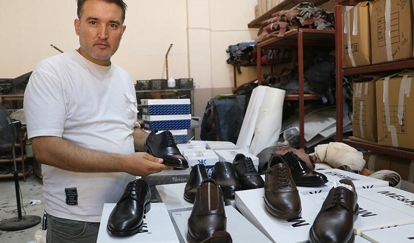 Enkaz kentte günlük 1000 TL'ye usta bulunamıyor Enkaz kentte günlük 1000 TL'ye usta bulunamıyor