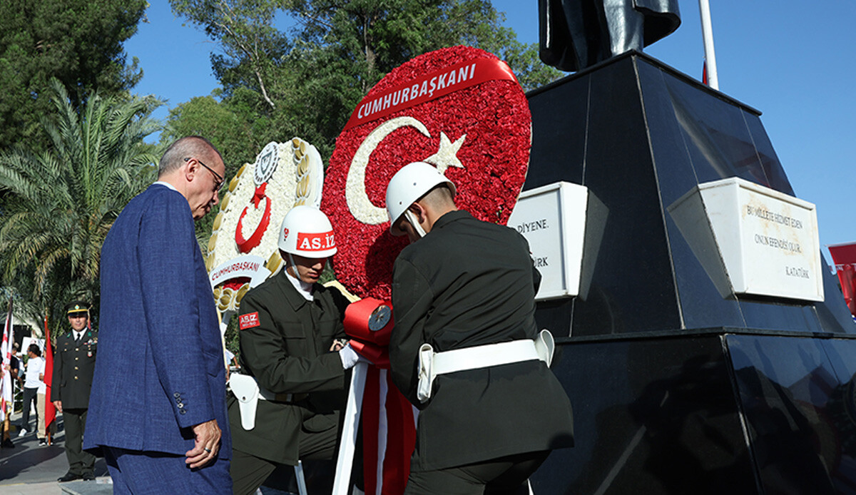 Cumhurbaşkanı Erdoğan, Lefkoşa'daki Atatürk Anıtı'nı ziyaret etti Cumhurbaşkanı Erdoğan, Lefkoşa'daki Atatürk Anıtı'nı ziyaret etti