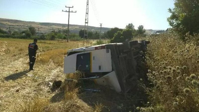 Servis minibüsü şarampole devrildi! Yaralılar var