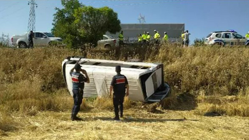 Servis minibüsü şarampole devrildi! Yaralılar var