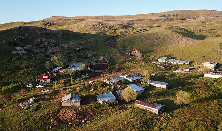 Türkiye sıcaktan kavrulurken onlar soba yakmak zorunda! Keşfedilmeyi bekleyen doğa hazinesinde bacalar yazın da tütüyor