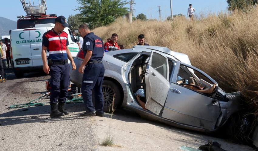 Feci kazada 2 ölü: Tuğla yüklü tır ile otomobil çarpıştı