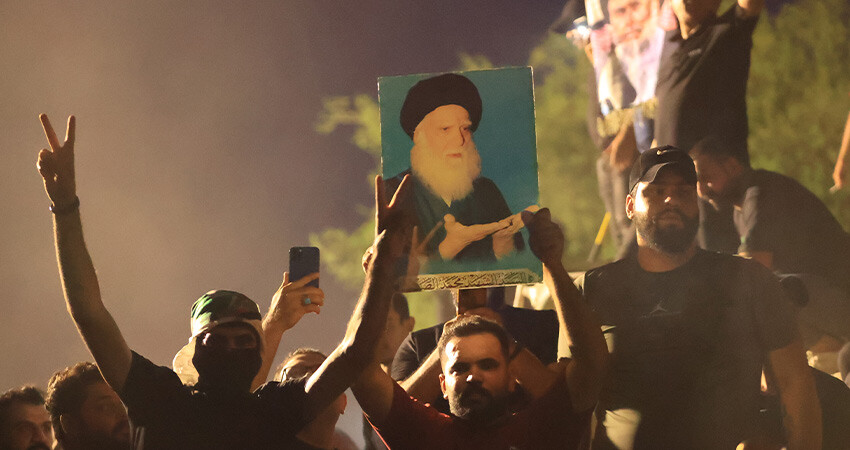 Bağdat'ta İsveç Büyükelçiliği'ne saldırı! Bina ateşe verildi, protestocular beton bariyerleri yıktı Bağdat'ta İsveç Büyükelçiliği'ne saldırı! Bina ateşe verildi, protestocular beton bariyerleri yıktı