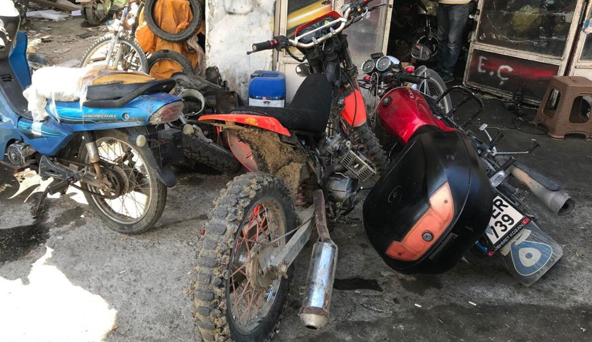 Balkondan düşen çocuğu motosiklet kurtardı! Balkondan düşen çocuğu motosiklet kurtardı!