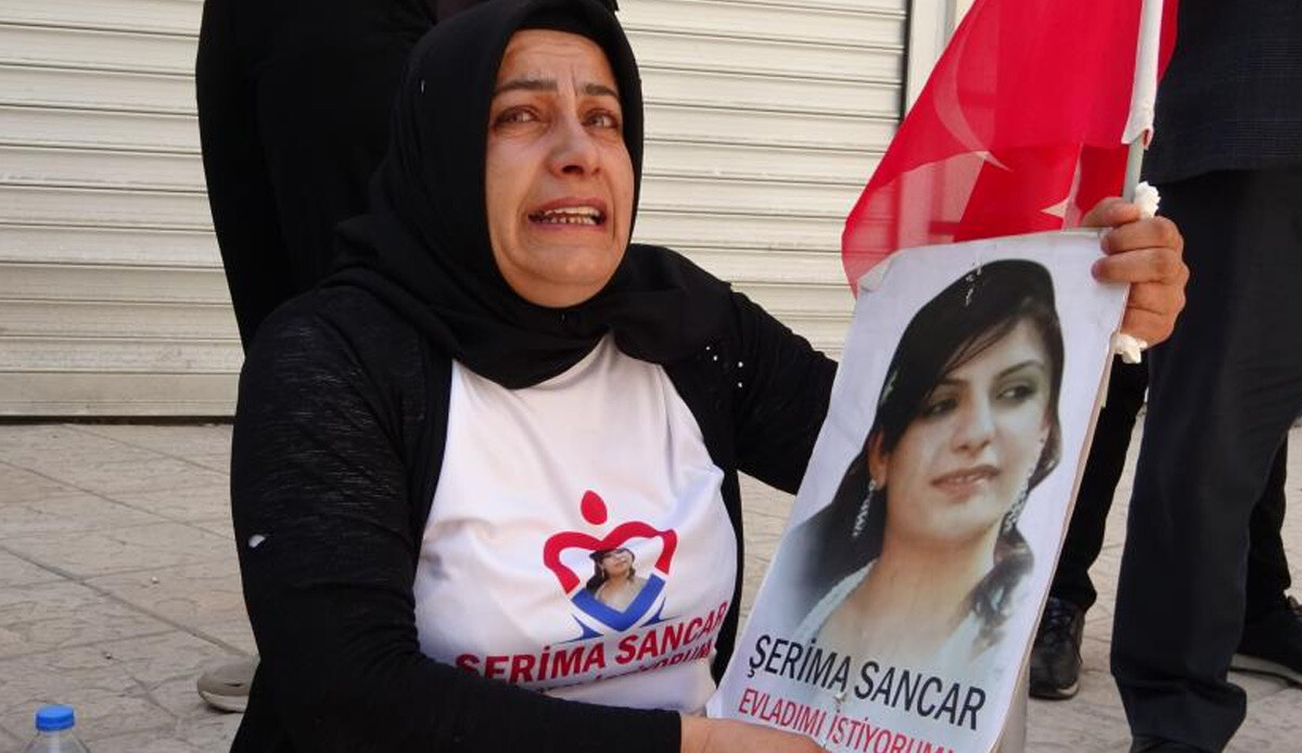 PKK'nın kaçırdığı kızına seslenen Vanlı anneden yürek yakan sözler: 'Bu katillere neden inanıyorsun?' PKK'nın kaçırdığı kızına seslenen Vanlı anneden yürek yakan sözler: 'Bu katillere neden inanıyorsun?'