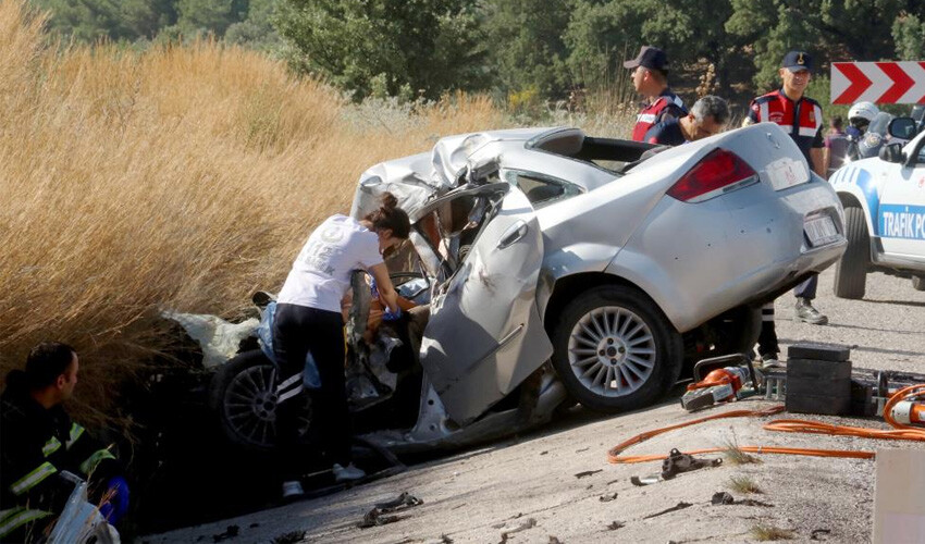 Feci kazada 2 ölü: Tuğla yüklü tır ile otomobil çarpıştı