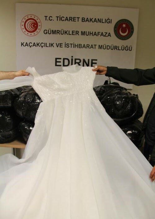 Kapıkule'de 2 milyonluk gelinlik şoku: Siyah poşetlerde ele geçirildi Kapıkule'de 2 milyonluk gelinlik şoku: Siyah poşetlerde ele geçirildi