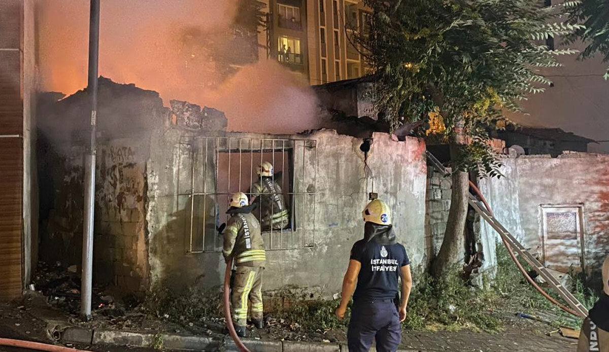 İstanbul&#039;da alevler geceyi aydınlattı! Mahallede büyük panik yaşandı