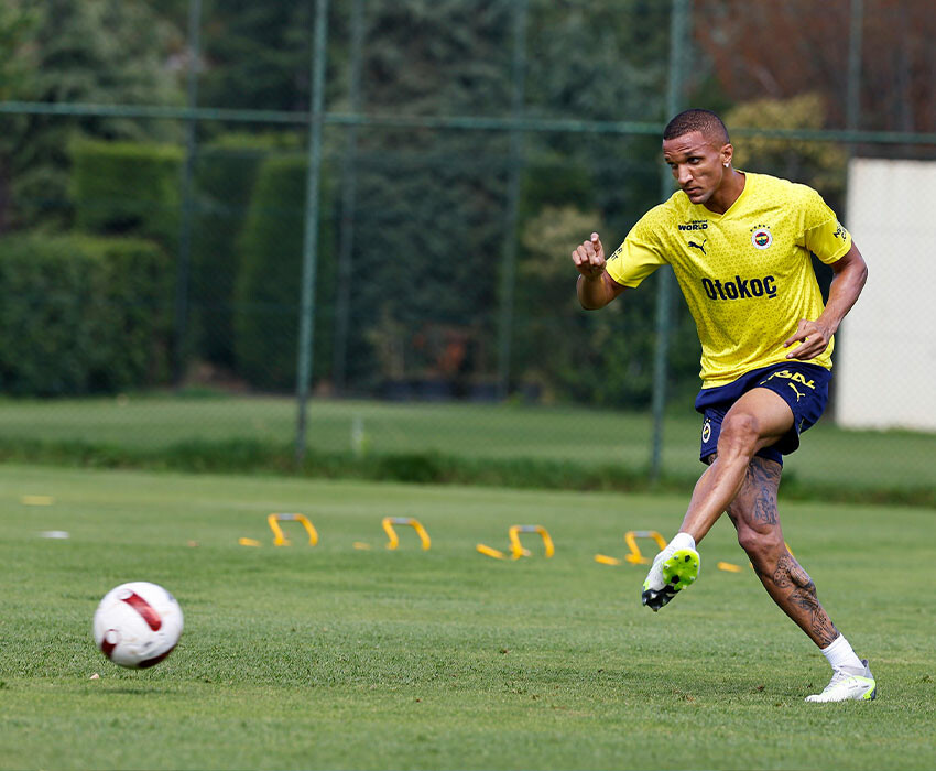 Savunmanın patronu sahalara indi! Rodrigo Becao Fenerbahçe''de ilk idmanına çıktı