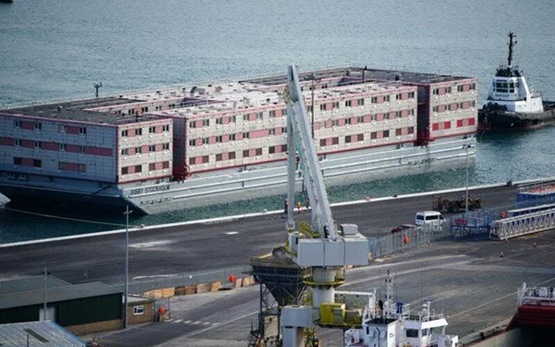 Maliyeti azaltmak için mültecileri dev gemiye kapattılar… İngiltere’nin göçmen politikasına “insanlık dışı” eleştirisi