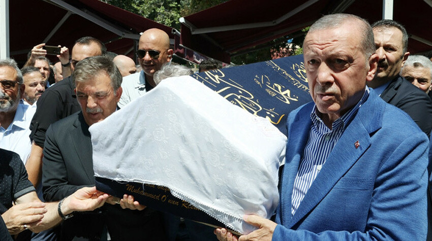 Cumhurbaşkanı Erdoğan, cenazede Abdullah Gül'le selamlaştı, ayaküstü sohbet etti Cumhurbaşkanı Erdoğan, cenazede Abdullah Gül'le selamlaştı, ayaküstü sohbet etti