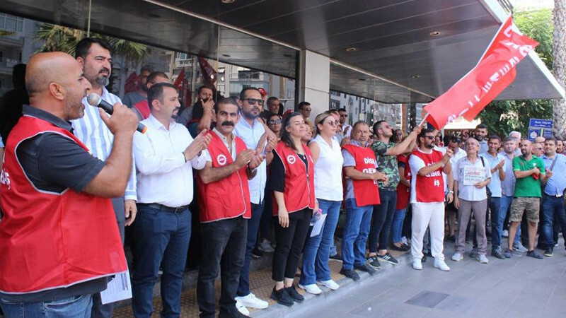 Karşıyaka Belediyesinde maaş krizi! İşçiler isyan etti: Maaşlarımızı kaç taksitte vereceksiniz Karşıyaka Belediyesinde maaş krizi! İşçiler isyan etti: Maaşlarımızı kaç taksitte vereceksiniz