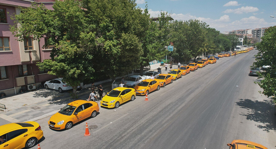 Ankara'da taksi ücretlerine zam: İndi bindi 50 TL Ankara'da taksi ücretlerine zam: İndi bindi 50 TL