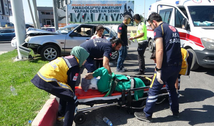 Kaza yapınca şoka girdi, aracından zorla indirildi Kaza yapınca şoka girdi, aracından zorla indirildi