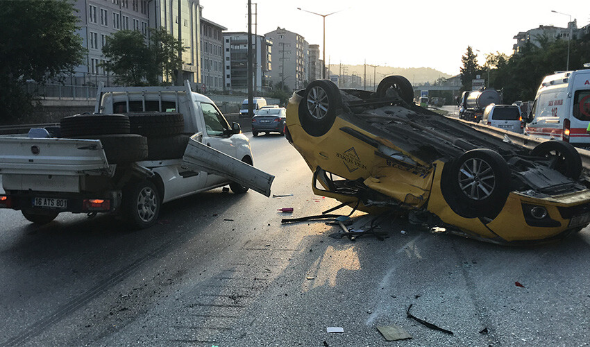 Kocaeli'nde taksi, kamyonetle çarpışıp takla attı Kocaeli'nde taksi, kamyonetle çarpışıp takla attı