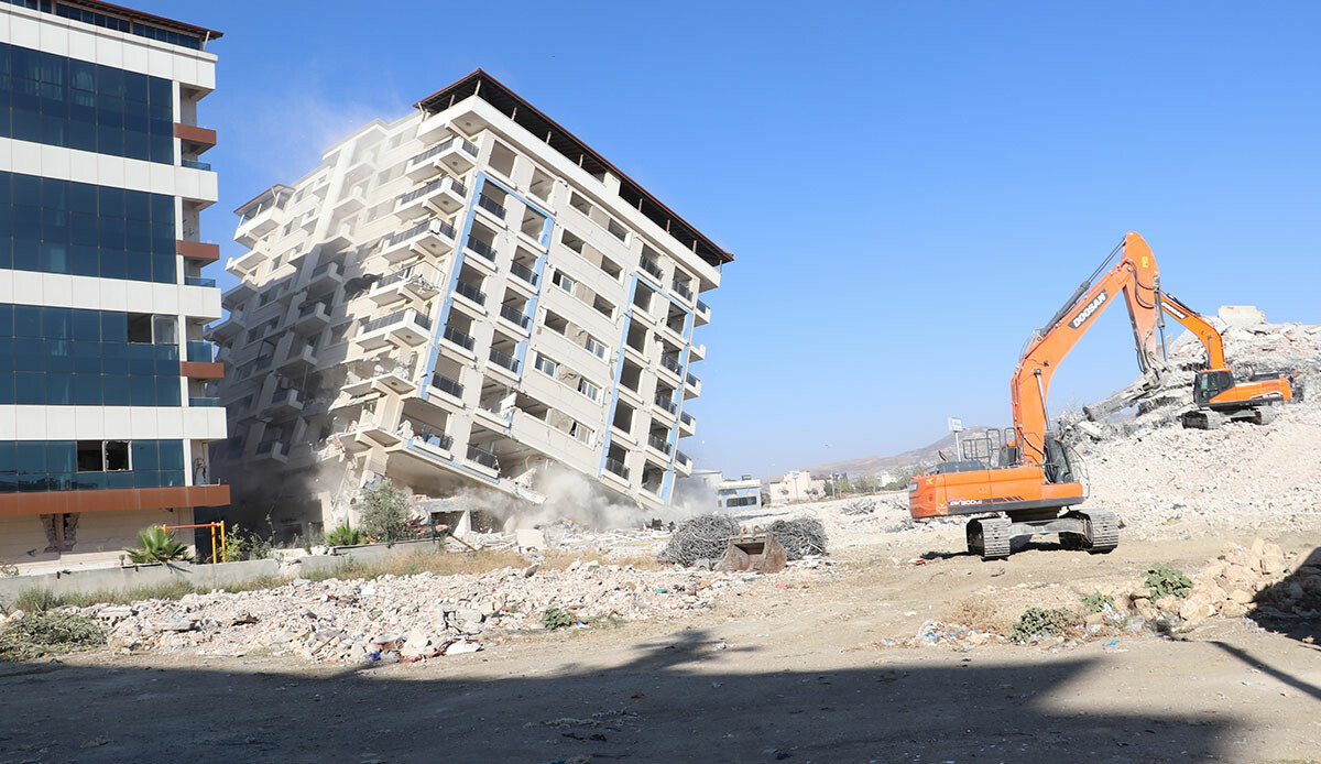 Hatay&#039;da ağır hasarlı binaların yıkımı devam ediyor