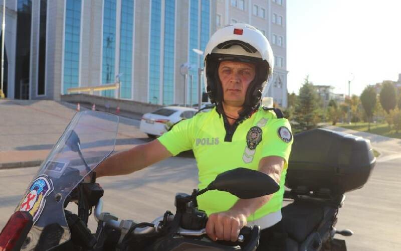 Motosikletli gence verdiği öğütle gündem olan polis konuştu Motosikletli gence verdiği öğütle gündem olan polis konuştu