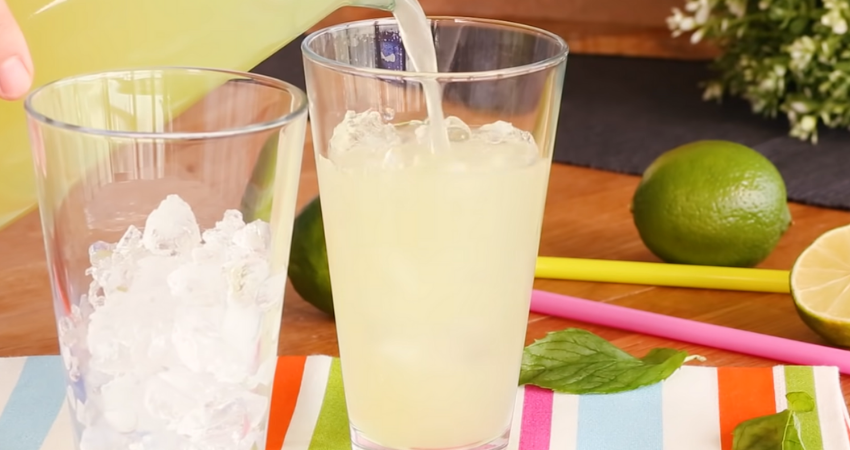 İçinizi ferahlatacak lezzetli serinlik! Starbucks’ın en meşhur içeceği “Cool Lime” tarifi İçinizi ferahlatacak lezzetli serinlik! Starbucks’ın en meşhur içeceği “Cool Lime” tarifi
