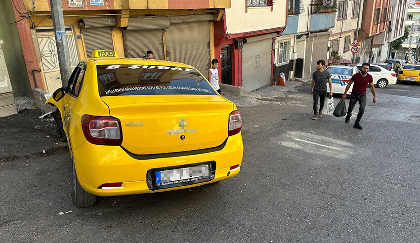 Kontrolden çıkan taksi dehşet saçtı: 3'ü ağır 5 yaralı Kontrolden çıkan taksi dehşet saçtı: 3'ü ağır 5 yaralı