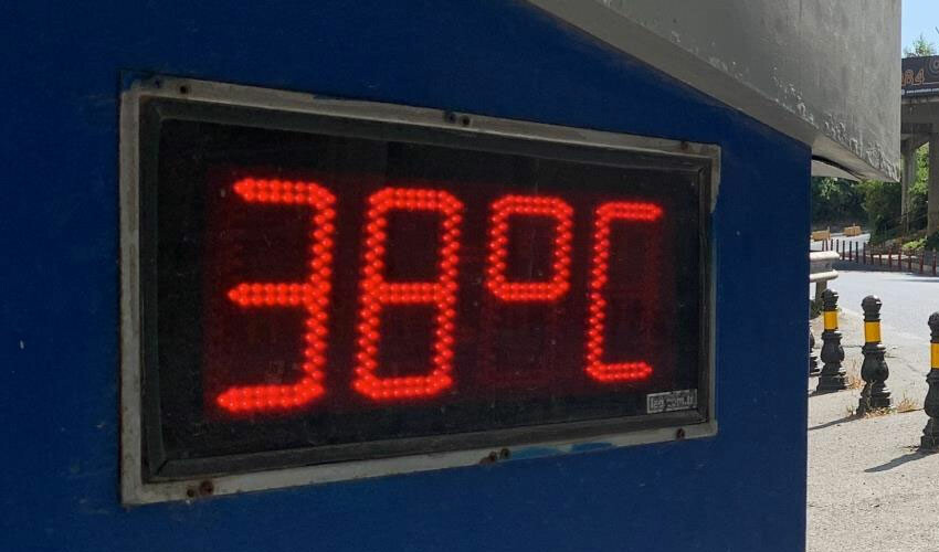 Sıcaklık 38 dereceyi gördü: Vatandaşlar soluğu Boğaz'ın serin sularında aldı