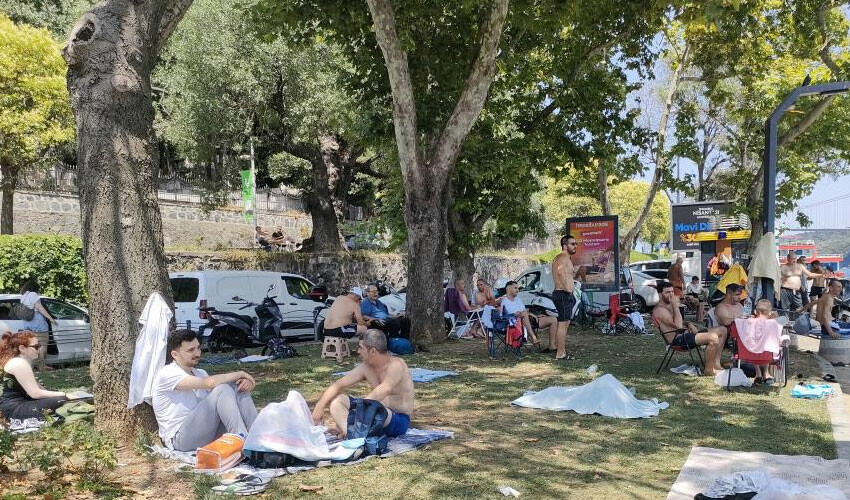 Sıcaklık 38 dereceyi gördü: Vatandaşlar soluğu Boğaz'ın serin sularında aldı