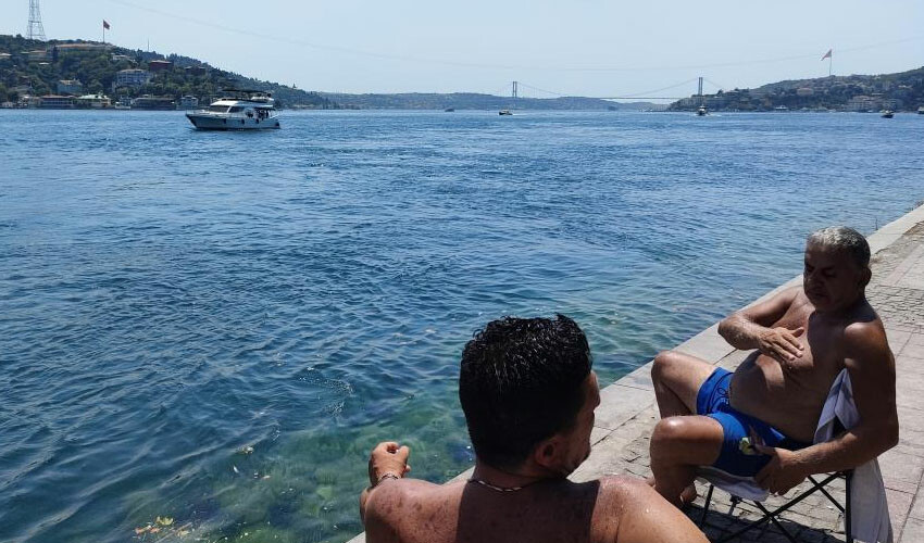 Sıcaklık 38 dereceyi gördü: Vatandaşlar soluğu Boğaz'ın serin sularında aldı