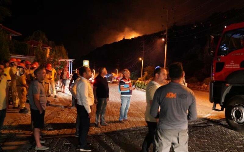 Muğla’da yangın ormana sıçradı: 15 arazöz, 6 su tankeri ile müdahale ediliyor 