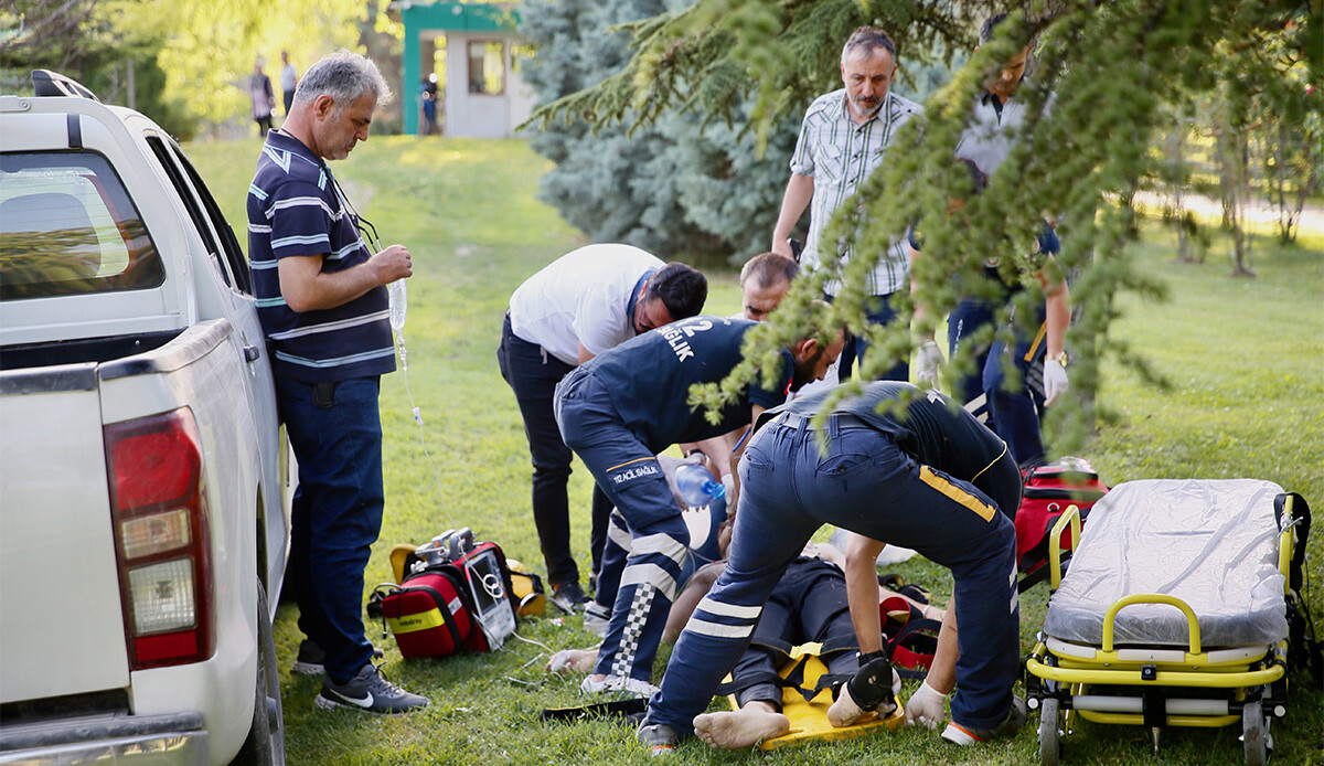 Porsuk Çayı&#039;nda giren genç bataklığa saplandı, 50 dakikalık kalp masajıyla hayata döndü