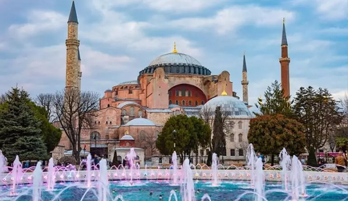 Ayasofya Camii 3 yılda doldu taştı: 21 milyonu ağırladı Ayasofya Camii 3 yılda doldu taştı: 21 milyonu ağırladı