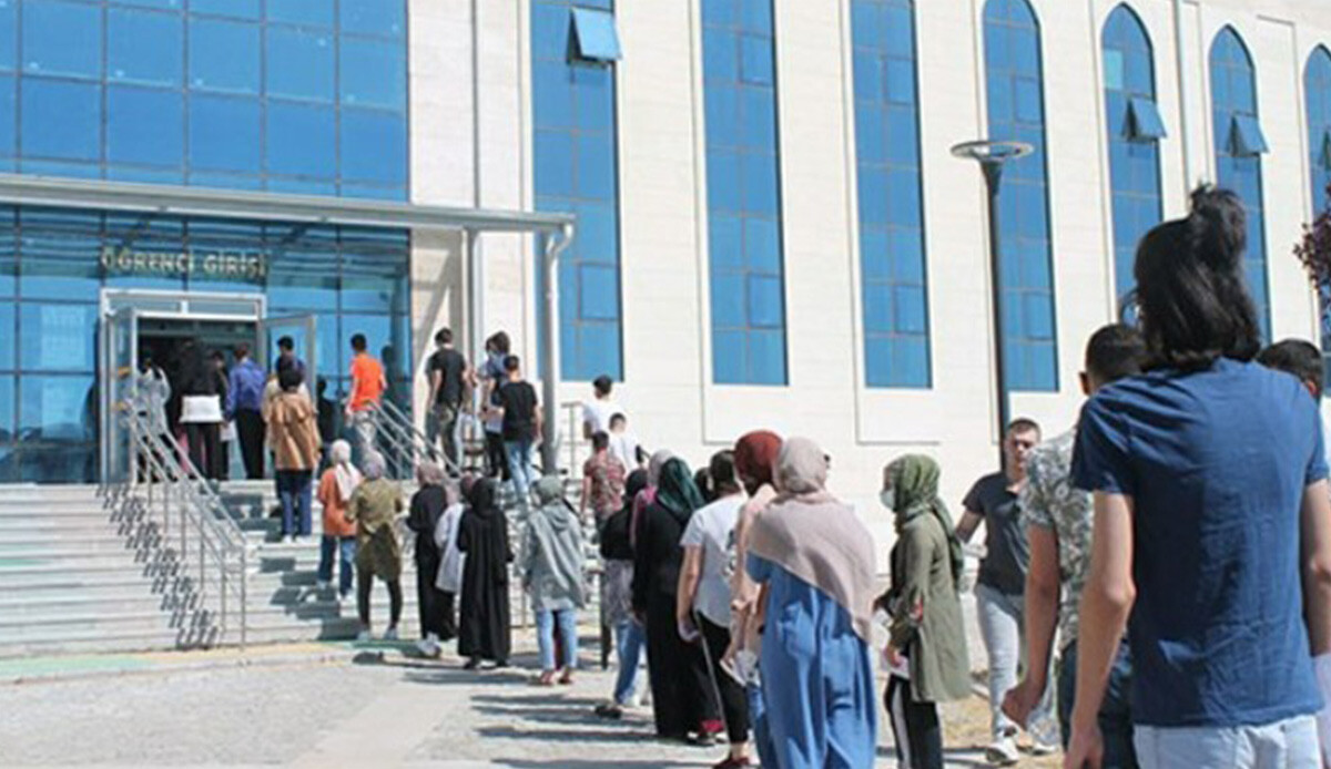 Ehliyetiyle KPSS'ye girmek isteyen aday binaya alınmadı Ehliyetiyle KPSS'ye girmek isteyen aday binaya alınmadı
