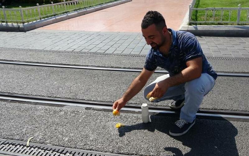 İstanbul’da sıcaklık 38 dereceyi aştı… Vatandaş asfaltta yumurta pişirip yedi!