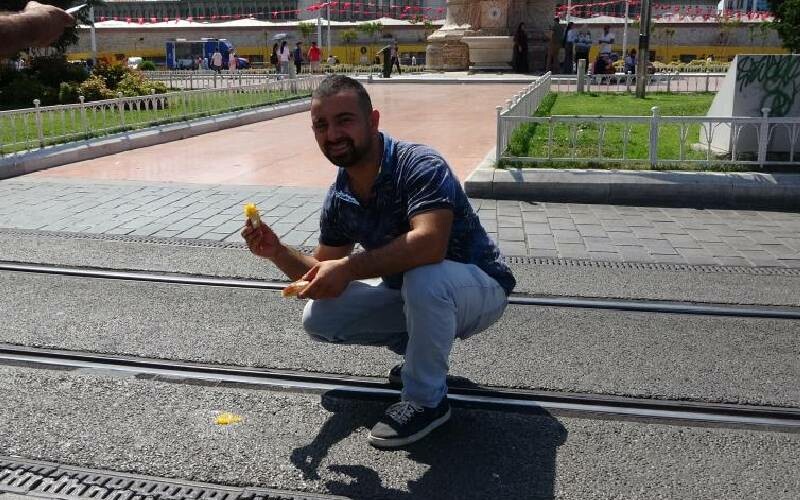 İstanbul’da sıcaklık 38 dereceyi aştı… Vatandaş asfaltta yumurta pişirip yedi!