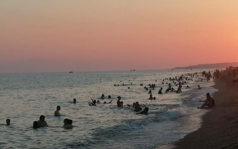 Gündüz dışarı çıkamıyorlar! Denize girmek için güneşin batmasını bekliyorlar