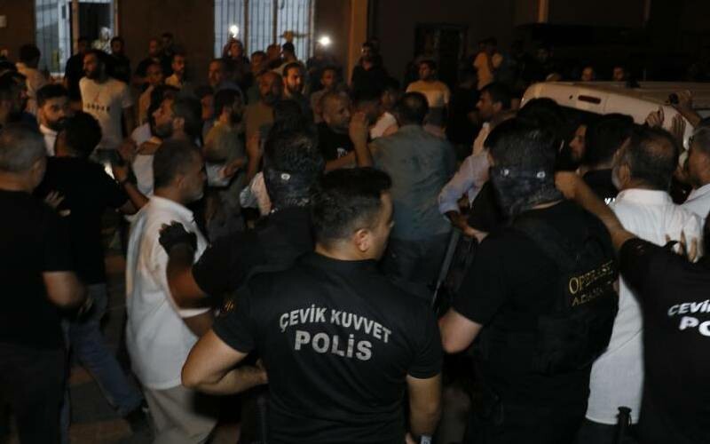 HÜDA PAR saldırganın evine baskın: Polis öfkeli kalabalığa müdahale etti