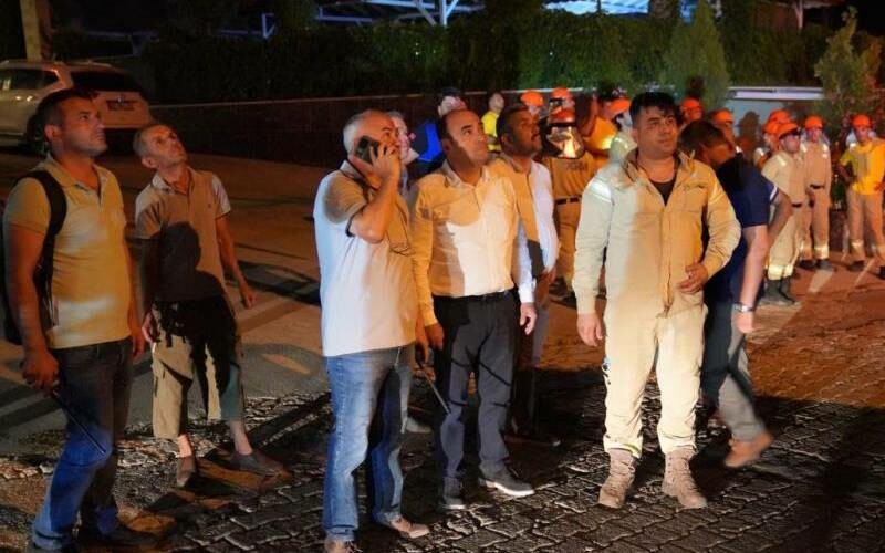 Muğla’da yangın ormana sıçradı: 15 arazöz, 6 su tankeri ile müdahale ediliyor 