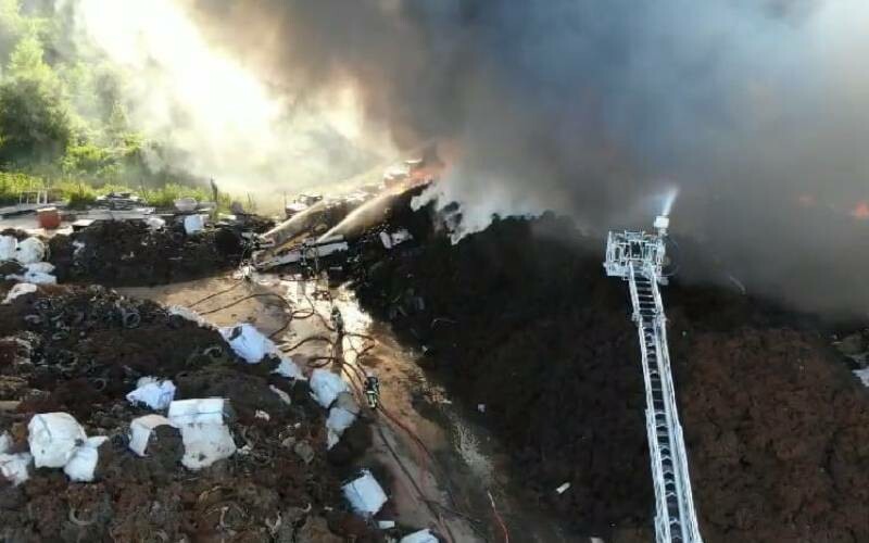 Kocaeli’de geri dönüşüm fabrikasında yangın: Dumanlar gökyüzünü kapladı